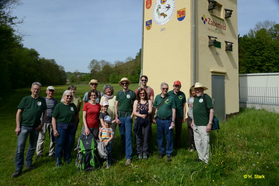 Die Wanderer vor dem Artenschutzturm "Reißenmühle"