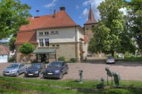 Rathaus Zaberfeld mit Skulptur