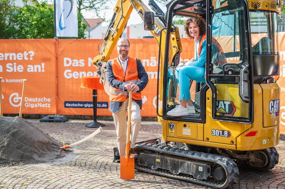 Symbolischer erster Spatenstich in Zaberfeld (v. l. n. r.): Dr. Anton Hoefter (Geschäftsführer bei der Deutschen GigaNetz), Diana Danner (Bürgermeisterin von Zaberfeld) ©Deutsche GigaNetz/Erich Benz