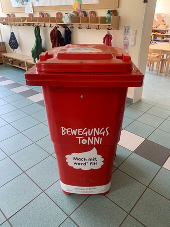 Unsere neue Bewegungstonni, gefüllt mit ganz viel BEWEGUNG