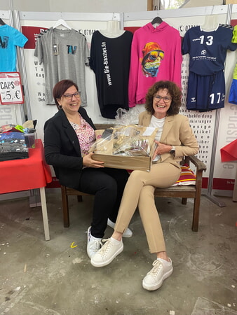 Frau Heine-Winkler (links) mit Bürgermeisterin Diana Danner bei der Präsentübergabe