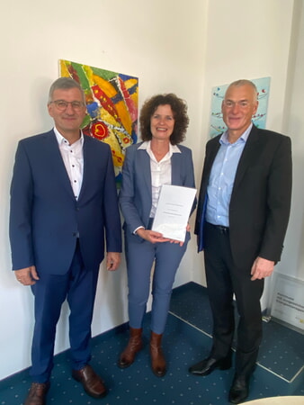 Diana Danner (Bürgermeisterin), Franc Schütz (Vorstand der ZEAG Energie AG) und Harald Endreß, Geschäftsführer der ZEAG Erneuerbare Energien GmbH