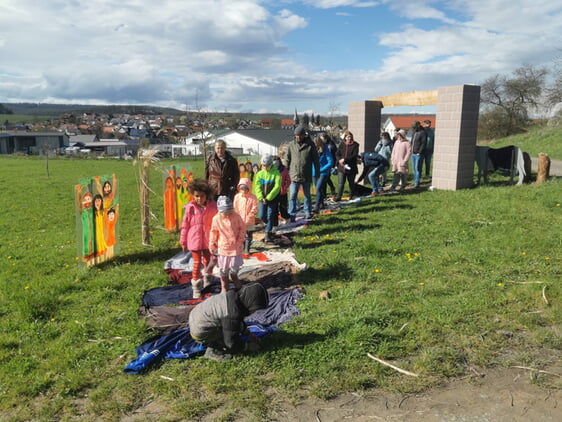 Beide Kinderkirchen auf dem Passionsweg in Niederhofen