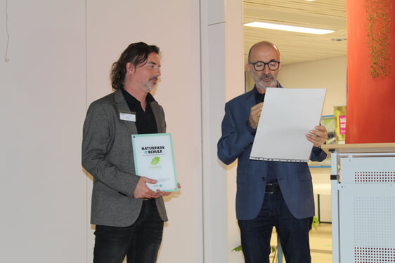 Rektor Essig bekommt das Zertifikat der Naturparkschule von Herrn Dietmar Gretter, Naturparkzentrum Zaberfeld, überreicht