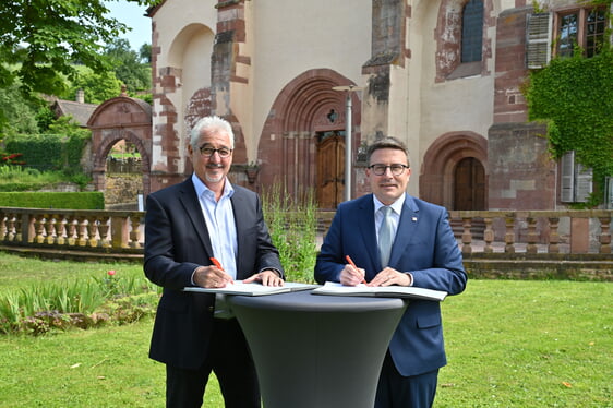 Bernhard Mosandl (links) und Landrat Christoph Schauder unterzeichnen den Vertrag: Ab 1. Juli ist Bernhard Mosandl neuer Geschäftsführer der Tourimia-Tourismus GmbH. Foto: Landratsamt Main-Tauber-Kreis, Aylin Wahl