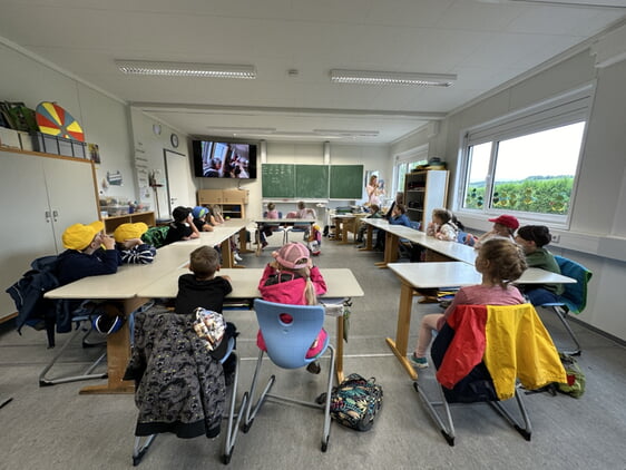Ein riiiiießiger Fernseher im Klassenzimmer. Doch mit dem wird nicht wie zuerst vermutet Fernseher geschaut!