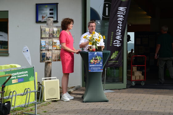 Naturparkvorsitzende Diana Danner und CDU-Landtagsabgeordneter Dr. Michael Preusch begrüßten große und kleine Besucher des Naturerlebnistages © Hermann Stark