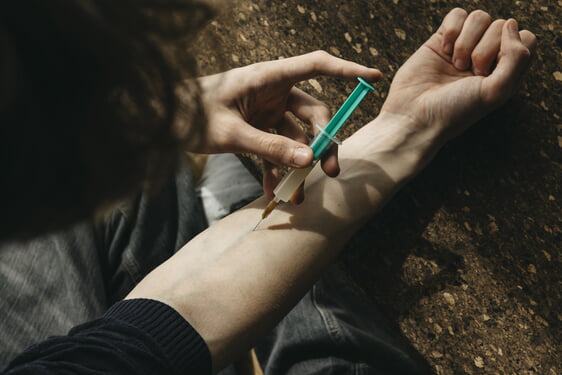 Opioidsucht hat viele Erscheinungsformen. Beim Konsum von Heroin wird das Rauschmittel zumeist direkt in die Venen gespritzt. Foto: AOK