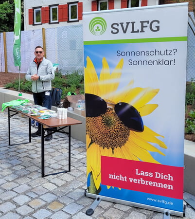 Präventionsexperte Rainer Subgang von der SVLFG informierte auf der Gartenschau in Freudenstadt/Baiersbronn zum Sonnen- und Hitzeschutz während der Arbeit im Freien. © SVLFG