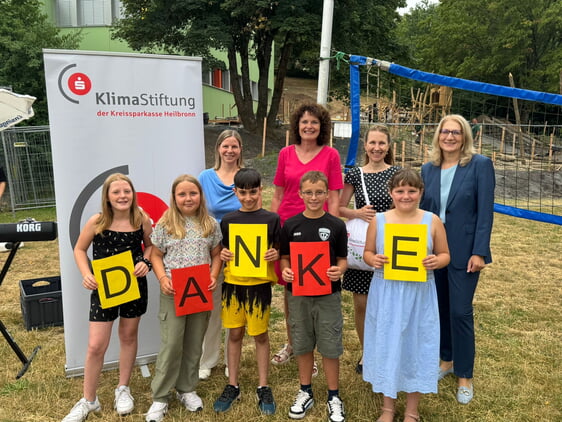 Die Grundschüler sowie Schulrektorin Schäfer und Bürgermeisterin Danner bedanken sich bei allen Sponsoren.