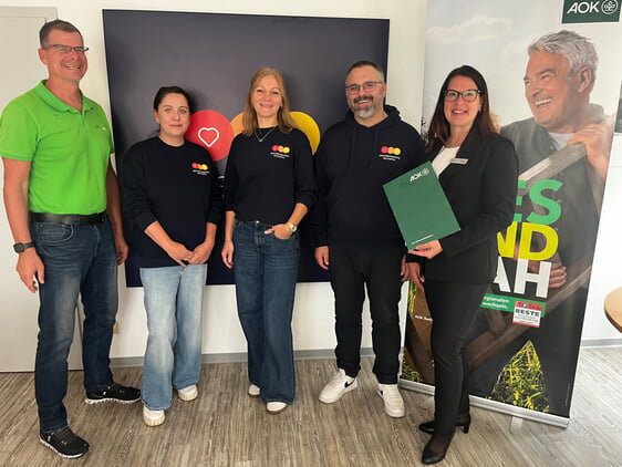 Bei der R + B Seniorendienste GmbH freut man sich über die Partnerschaft - v. l. Bernd Michael Aunitz, Koordinator Sturzprävention AOK Heilbronn-Franken, Stephanie Vogt, Geschäftsleitung R + B Seniorendienste GmbH, Daniela Zimmermann, Geschäftsführerin R + B Seniorendienste GmbH, Jens Reiner, Geschäftsführer R + B Seniorendienste GmbH und Katja Sigloch, Leiterin AOK KundenCenter Bad Rappenau Foto: AOK