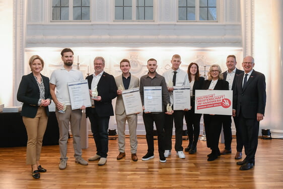 Bei der DMH-Landesfeier in Stuttgart (v. l.): Wirtschaftsministerin Nicole Hoffmeister-Kraut, Zerspanungsmechaniker Dogukan Tekinsoy, Kammerpräsident Ralf Rothenburger, Elektroniker Jan Schukraft, Verfahrenstechnologe Erald Almeta, Metallbauer Markus Kellermann, DMH-Beauftragte Anne Aheimer, Abteilungsleiterin Berufsbildung Kerstin Lüchtenborg, Hauptgeschäftsführer Ralf Schnörr und Landeshandwerkspräsident Rainer Reichhold. Foto: KD Busch