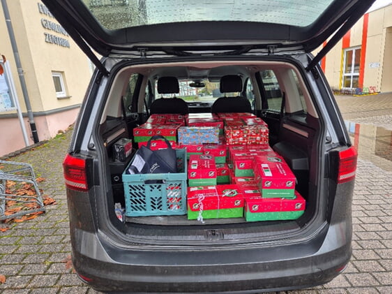 Päckchen für Weihnachten im Schuhkarton