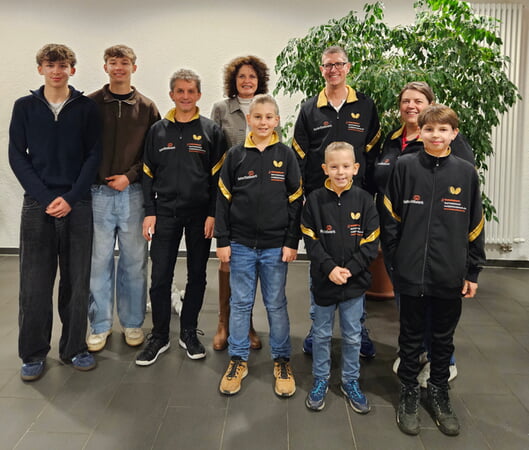 Einzelsportler Oscar und David Hutzenlaub (links), BMin Danner (mittig) und Sportler des TTC Zaberfeld e.V.