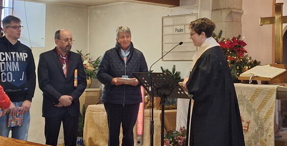 Pfarrerin Drensek &uuml;berreicht Waltraud Best die Brenz-Medaille