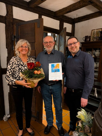 Rudi Manthey (Bildmitte mit Christine Graf und Gesch&auml;ftsf&uuml;hrer Markus Kopp) ist ebenfalls seit 10 Jahren dabei