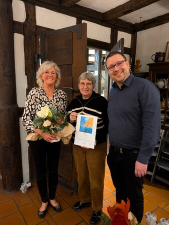 Seit 10 Jahren im Ambulanten Hospizdienst:Erika Ballmann-Hellstern (Bildmitte) mit Teamleiterin Christine Graf und Gesch&auml;ftsf&uuml;her Markus Kopp