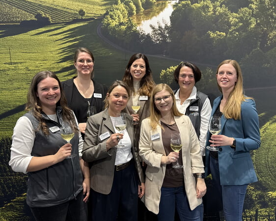 Die sieben Gesch&auml;ftsf&uuml;hrerinnen und Vertreterinnen der Tourismusgemeinschaften des Nordens haben in den letzten Jahren gemeinsam den neuen Dachverband, die Tourimia Tourismus GmbH, die 2024 gegr&uuml;ndet wurde, auf den Weg gebracht. V.l.n.r.: Christina Weber, Liebliches Taubertal; Manuela Laritz, Hohenlohe & Schw&auml;bisch Hall; Christina Lennhof, Kraichgau-Stromberg Tourismus e.V.; Magdalena Schmitz, HeilbronnerLand, Beate Otto, Rhein-Neckar-Kreis; Sarah Schmidt, Hohenlohe &copy; Tourimia Tourismus GmbH