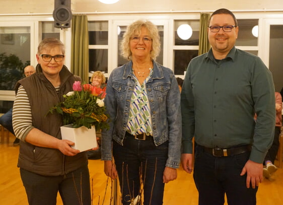 Christine Graf (Bildmitte) verabschiedet sich vom Ambulanten Hospizdienst. Geschäftsführer Markus Kopp (rechts) begrüßte als Nachfolgerin Judith Wolf (links)