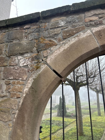 Bereits mehrere Risse am denkmalgeschützten Torbogen sichtbar.