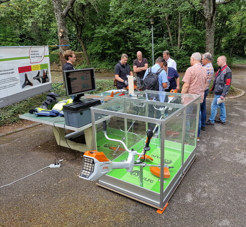 Ein Simulationsger&auml;t vermittelt Vibrationen praxisnah. Foto: SVLFG