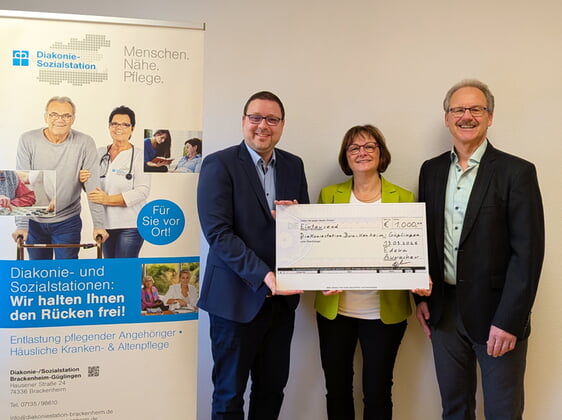 DSS-Gesch&auml;ftsf&uuml;hrer Markus Kopp (links im Bild) freut sich &uuml;ber eine gro&szlig;z&uuml;gige Spende von EDEKA-Auracher