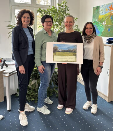 v.l.n.r.: BMin Diana Danner, 1. Vorsitzende Heike Vogel, Kira B&ouml;hringer u. 2. Vorsitzende Alexandra Widmer