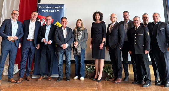 Delegierten bei der Kreisfeuerwehrverbandsversammlung: u.a. Bundes- und Landtagsabgeordnete, Landrat Heuser, Verbandsvorsitzender Pitz, Kreisbrandmeister Halter, BMin Diana Danner und ihre Oberbürgermeister- und Bürgermeisterkollegen und -kolleginnen