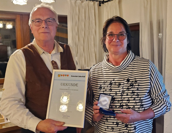 1. Stellvertretende B&uuml;rgermeister Eckhard Keller (links) und Kyra Dunkel vom OGV (rechts)