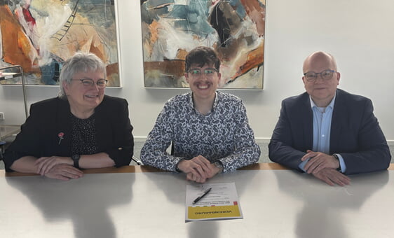 Vertragsunterzeichnung: Christian Schreyer (Mitte) ist der siebte Medizinstipendiat des Landkreises Heilbronn, den Landrat Norbert Heuser und Gesundheitsamtsleiterin Dr. Karlin Stark willkommen hei&szlig;en k&ouml;nnen. Foto: Landratsamt Heilbronn