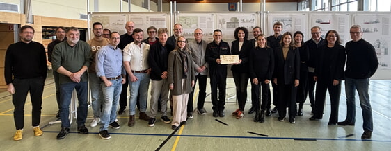 Das Preisgericht vor dem gek&uuml;rten Siegermodell.