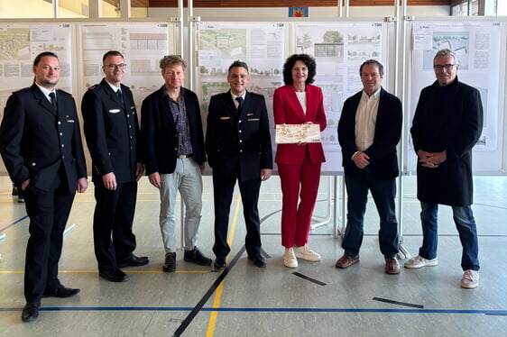 v.l.n.r.: Stellv. Abteilungskommandant der Abtl. 2 Sebastian Mayer, Abteilungskommandant der Abtl. 1 Simon Achauer, bez+kock architekten bda Thorsten Kock, Kommandant Markus Konz, BMin Diana Danner, Lehmann Architekten (Siegermodell) Gunnar Lehmann und ARCHITEKTUR 109 Arne Fentzloff