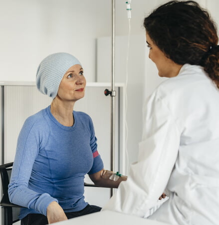 Die Behandlung von Blutkrebs hat sich in den vergangenen Jahren deutlich verbessert. Trotzdem spielt die Stammzellentransplantation nach wie vor eine wesentliche Rolle. Foto: AOK