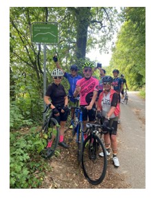 Pass erreicht, Foto gemacht: Eine Rennradgruppe sammelt am „Gallusbildhäusel" (261 m) ihr Selfie für die Wall of Fame des Kraichgau-Stromberg Tourismus. © privat