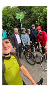 Das erste Selfie am Derdinger Horn (287 m): Bürgermeister Thomas Nowitzki, das Team des Kraichgau-Stromberg Tourismus e.V., Johannes Reutter vom Naturpark Stromberg-Heuchelberg e.V., Nina Reichenbach, 6x Trialweltmeisterin aus Oberder-dingen und Wolfgang Kamps, Radguide und und Weinerlebnisführer © Kraichgau-Stromberg Tourismus e.V.