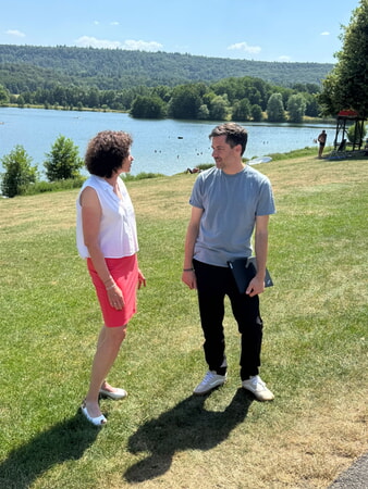 B&uuml;rgermeisterin Diana Danner und Jonas Nettekoven vom Ingenieurb&uuml;ro Winkler und Partner nach dem Pressegespr&auml;ch an der Ehmetsklinge. &copy; Gemeinde Zaberfeld