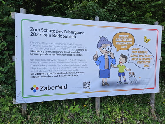 Neue Banner an der Ehmetsklinge machen Besucherinnen und Besucher auf die Ma&szlig;nahme ab sofort aufmerksam. &copy; Gemeinde Zaberfeld