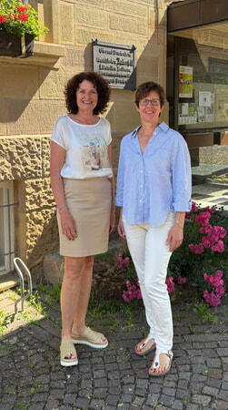 links B&uuml;rgermeisterin Diana Danner und rechts Martina Block von der STEG