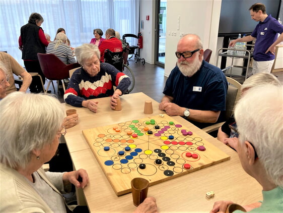 Rolf Mathes (dritter von rechts) hat extra ein eigenes Spielfeld entworfen und gebaut, das auf die Bed&uuml;rfnisse der Bewohnerinnen und Bewohner angepasst ist.