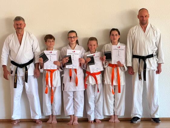 v.l.n.r: Trainer Walter Schüle, Sebastian, Noemi, Lia, Irina, Trainer Martin Hofele