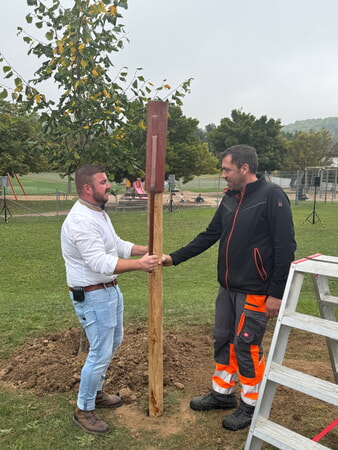 Gemeinderat Schüle und Bauhofleiter Köhler bei der Baumpflanzaktion