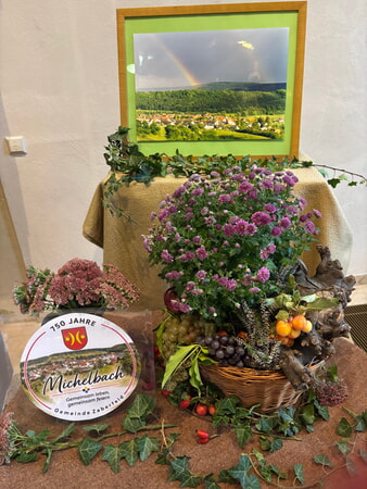 Schöne Dekoration passend mit dem Jubiläumslogo in der St. Georgskirche