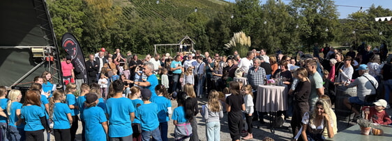 Die Grundschüler bei ihrem Auftritt auf dem Hofgelände von Zabergäu Angus.