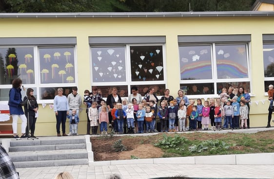 Die Kinder und Erzieher/innen aller drei Gruppen
