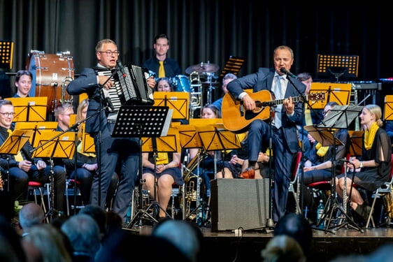 Für beste Unterhaltung sorgte der humorvoll vorgetragene und stimmungsvolle Landkreis-Blues der Bürgermeister Nico Morast (l.) und Gerd Kreiter.