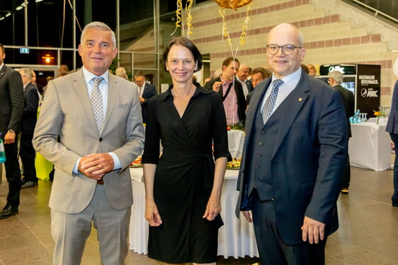 Je ein Grußwort hielten an dem Abend Innenminister Thomas Strobl (l.) und Regierungspräsidentin Susanne Bay, die hier von Landrat Norbert Heuser begrüßt werden.