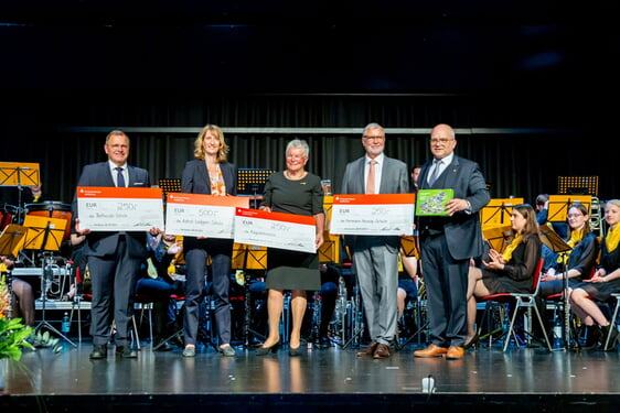 Kurzweilig war auch das Landkreis-Quiz, in dem (v.l.) Klaus Holaschke, Isabell Huber, Gudrun Albrecht und Detlef Piepenburg um Spenden für kreiseigene Schulen wetteiferten. Landrat Norbert Heuser präsentiert zudem ein Jubiläums-Landkreis-Puzzle, das alle Gäste als Geschenk erhielten.