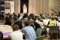Schüler mit Landtagsabgeordneten an einem Tisch