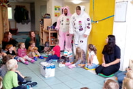 Rosa und weiße Hasen in unserer Kita – Besuch der Streetbunnycrew