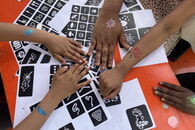 Spiel- und Glitzertattoo-Angebot beim Maienfest 2026